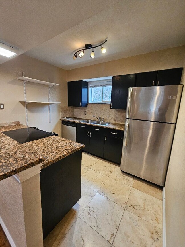 Building Photo - Mediterranean style condo within walking d...