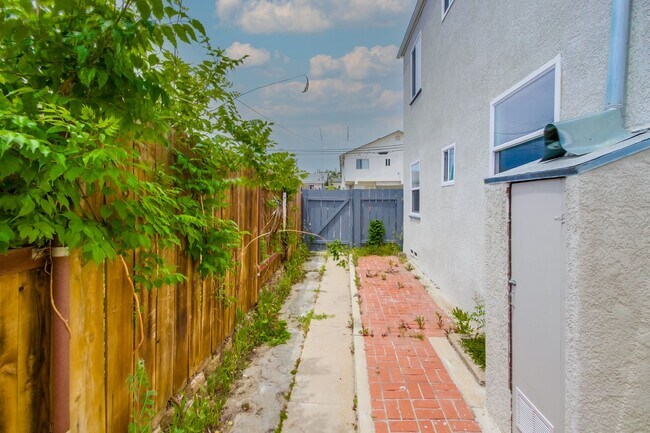 Building Photo - Updated 2-Bed Condo in Prime North Park