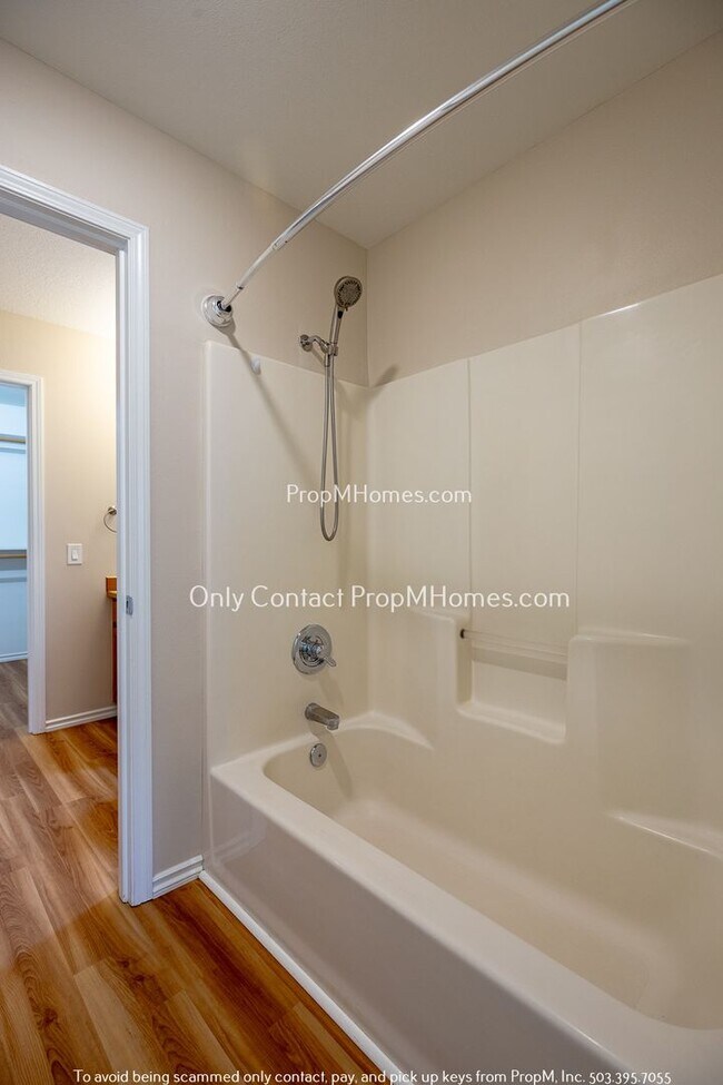 Building Photo - Open-Concept Living with Easy Portland Com...