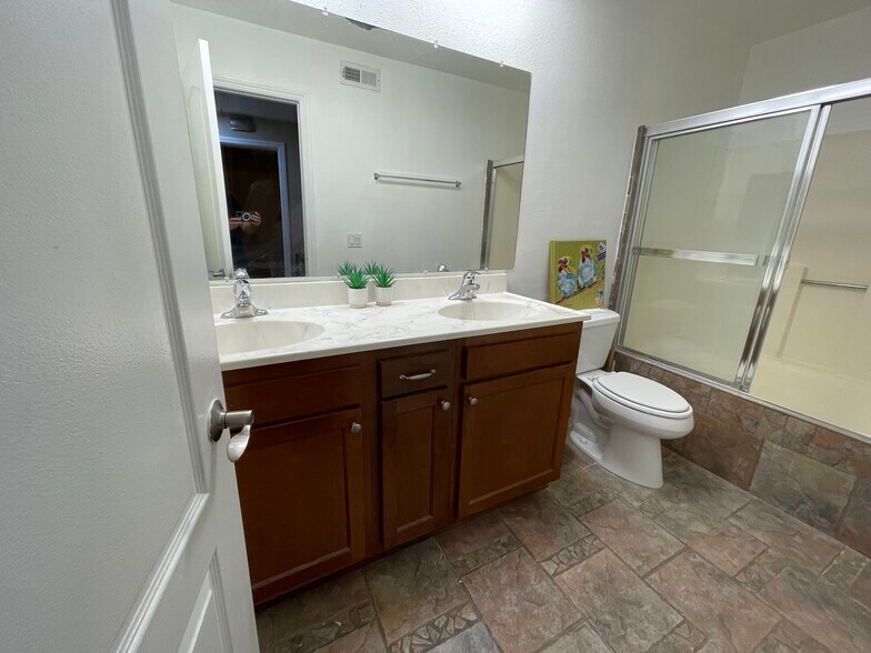 Barhroom new faucets in sinks and tub - 19431 Rue De Valore Rue