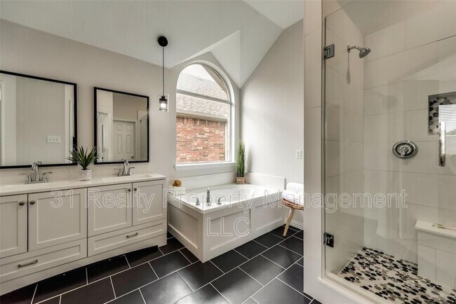 Building Photo - 5501 Fairfax Ct