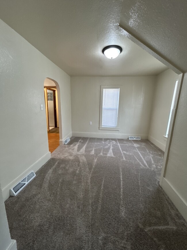 Building Photo - 411 W 9th St