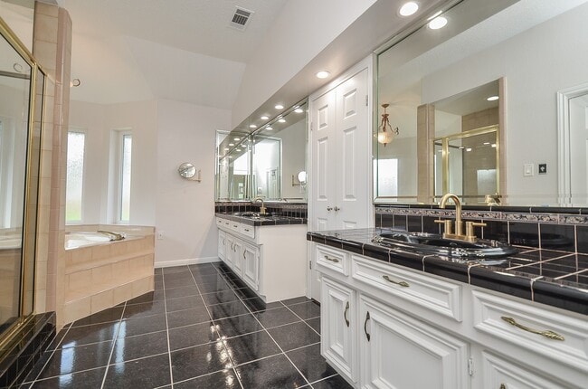 Building Photo - 827 Millpond Dr