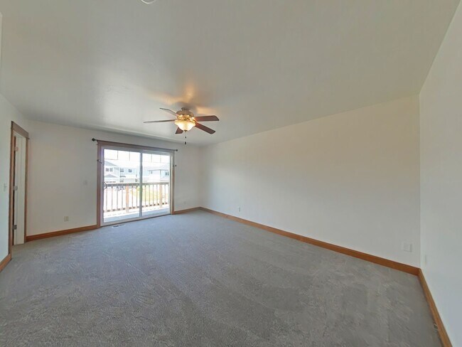 Building Photo - Beautiful 3 bedroom, 2 1/2 bathroom, townhouse with attached garage!