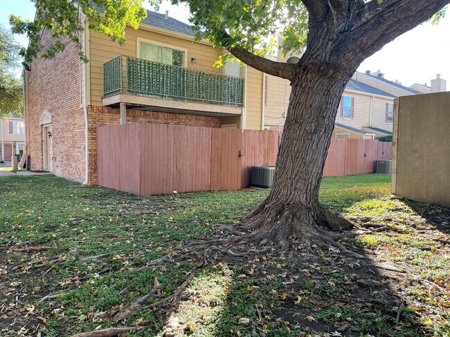 Building Photo - Briarpark Village