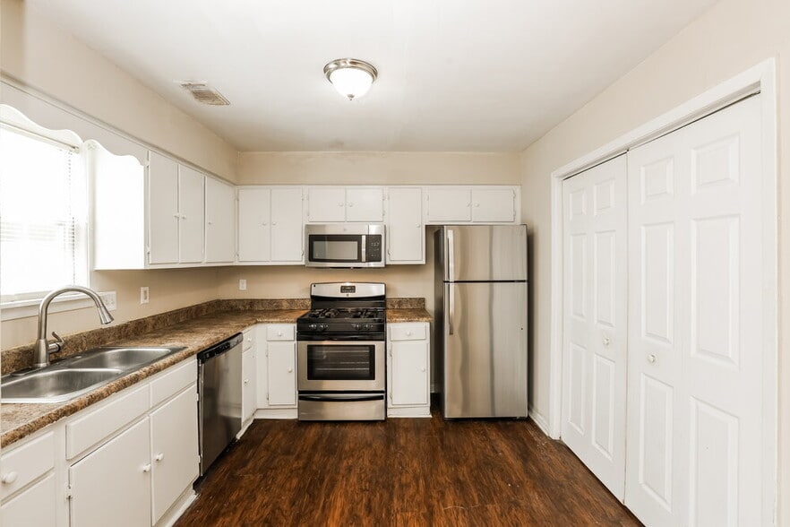 Building Photo - 3504 S Hopkins Ct