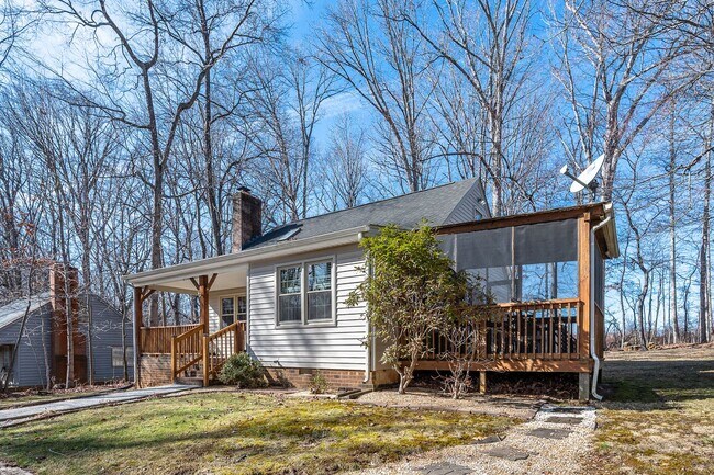Building Photo - 3 Bedroom House in Forest