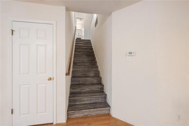 Building Photo - 102 Presidio Dr