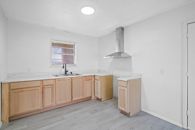 Building Photo - Updated Home w/ Large Backyard, Minutes fr...