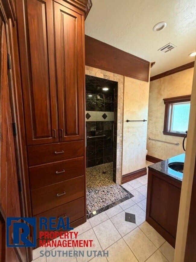 Building Photo - Luxury One-Bedroom Casita