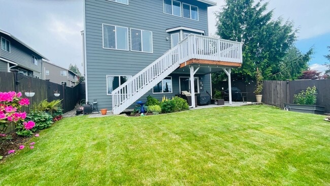 Building Photo - Spacious Corner 5 bed Single Family Home i...