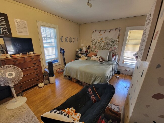 Building Photo - AVAILABLE JUNE - 6 Bed, 2 Bath Home Close to Campus!