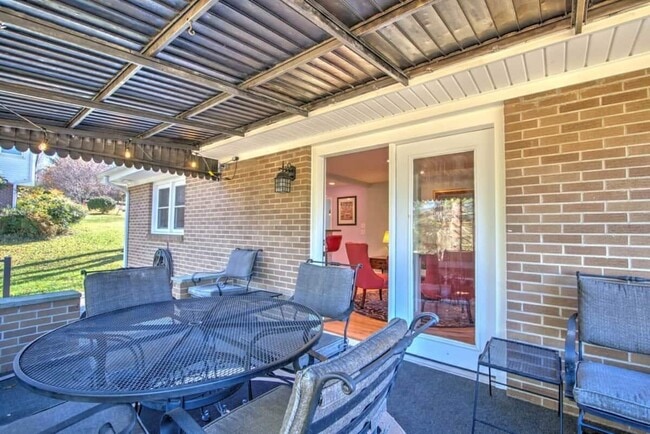 Building Photo - 201 Springdale Rd