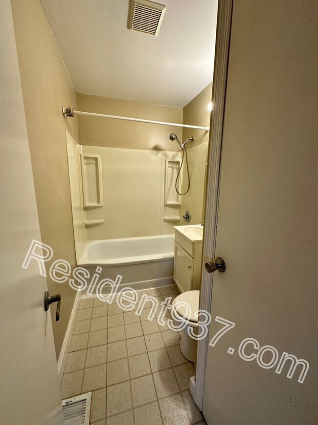 Building Photo - 3 Bed 1 Bath Home