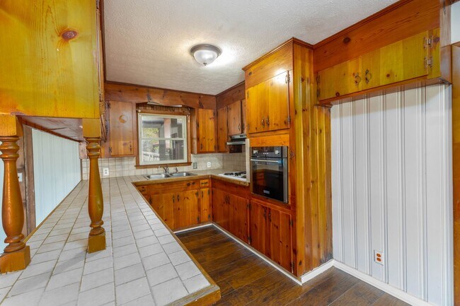 Building Photo - Move in Ready!!3 Bedroom 2 Bath Home in Le...