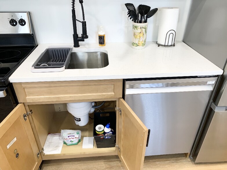 Building Photo - 1600 S Charles St