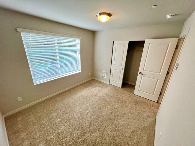 Building Photo - Exceptional 4 Bed 3 Bath Townhome on corner lot. One months rent free!!