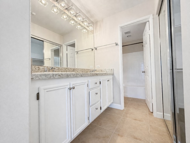 Building Photo - Updated Spacious 2 Bedroom Condo with attached garage in West Murrieta