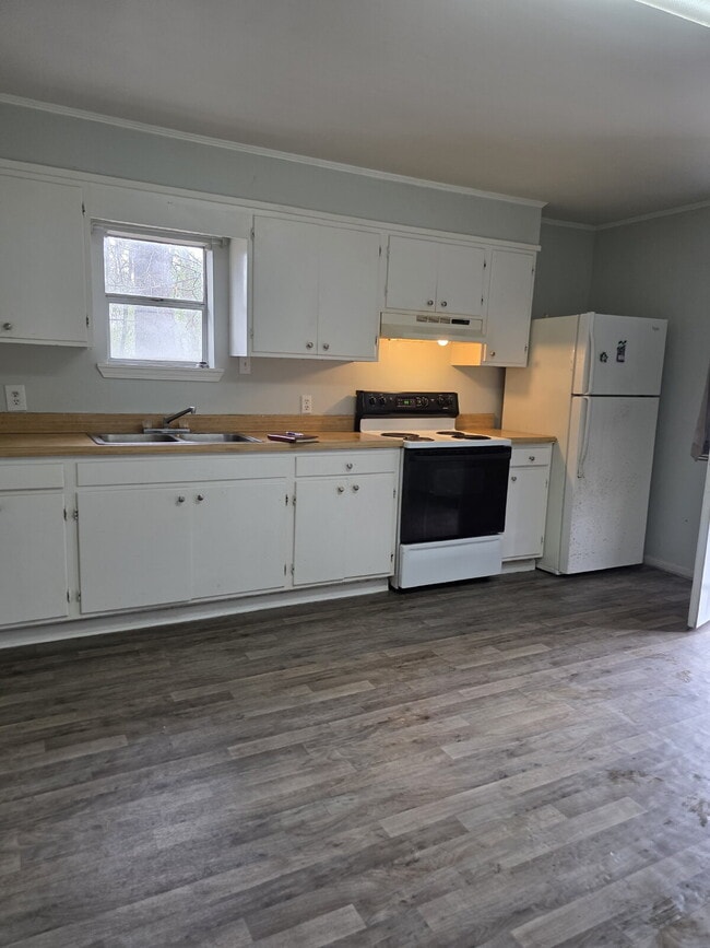 Building Photo - Located in Leakesville.