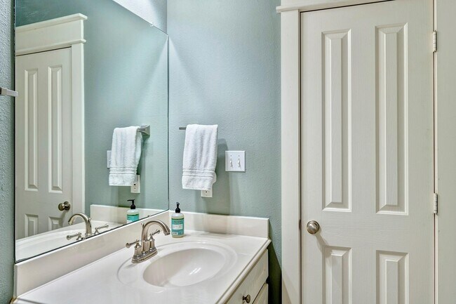 Building Photo - 511 W 22nd St