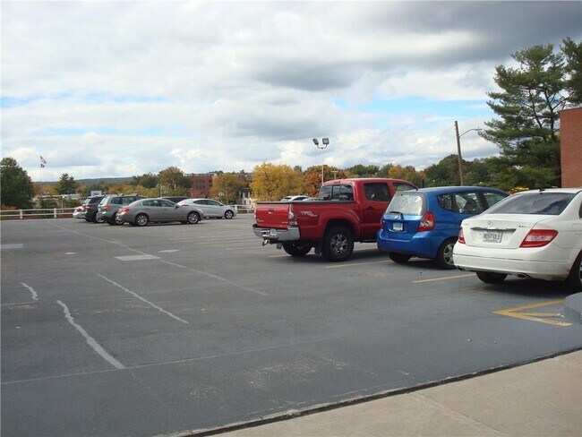 Building Photo - 887 Farmington Ave