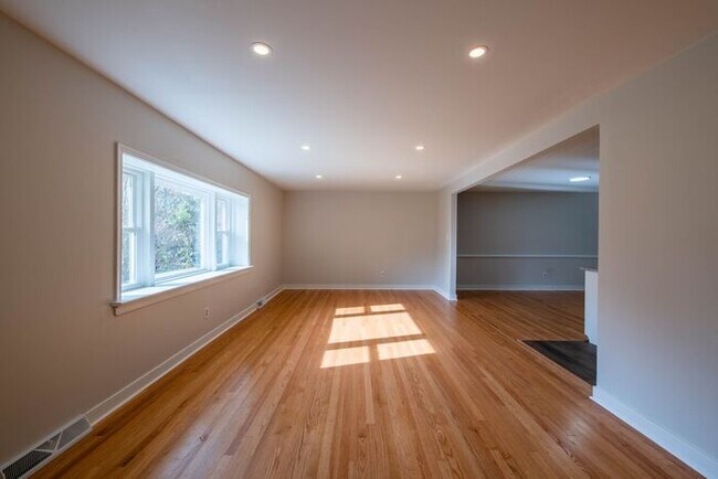 Building Photo - Newly remodeled 3/2.5