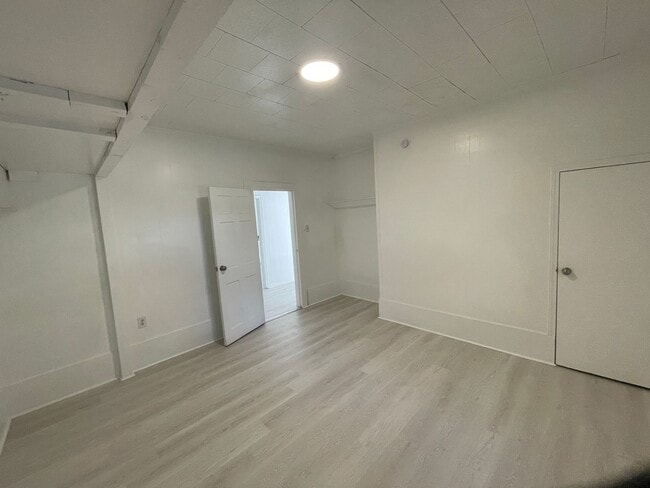 Building Photo - 3 bedroom 1 bathroom house available