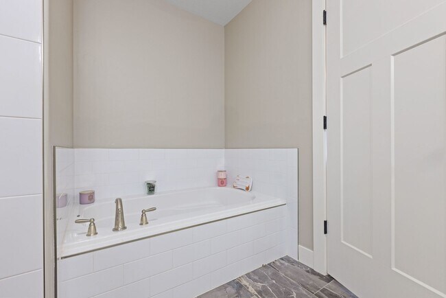 Building Photo - Partially furnished Twin home in Rigby