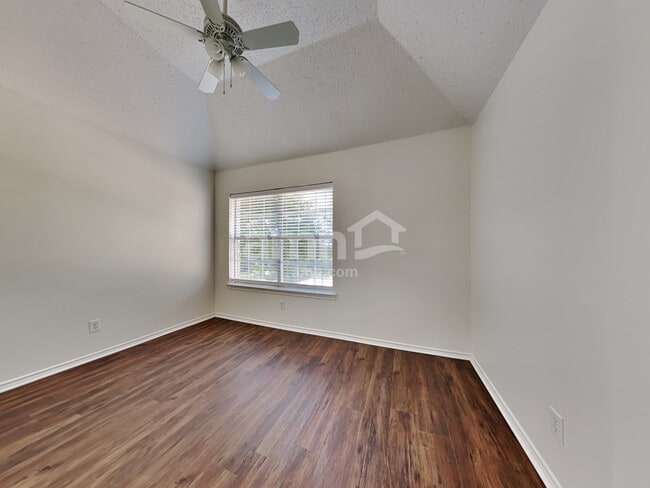 Building Photo - 1008 Kenbob Cir
