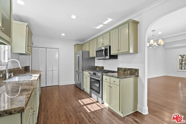 Building Photo - 619 S Sycamore Ave