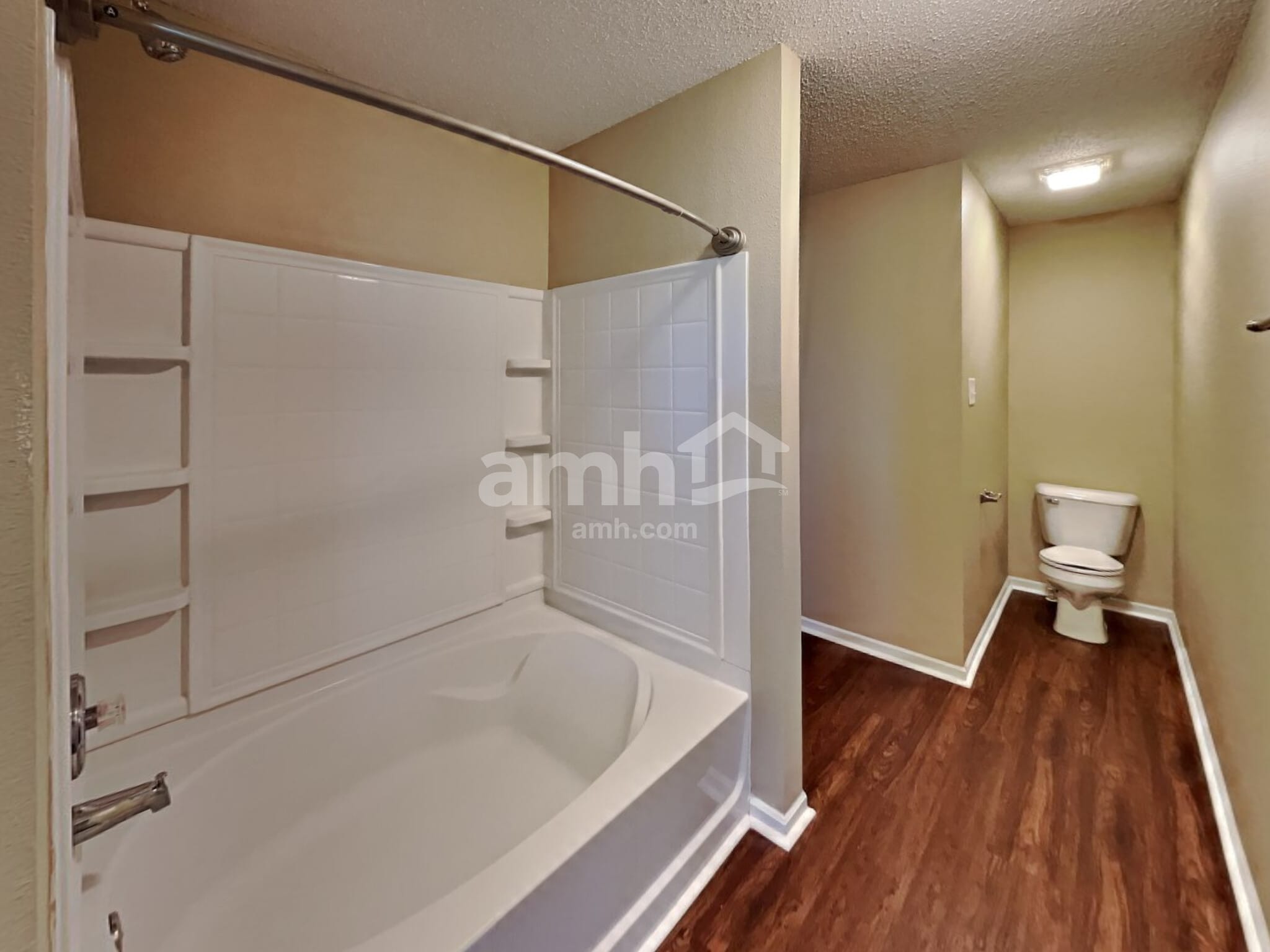 Building Photo - 202 Creekview Dr