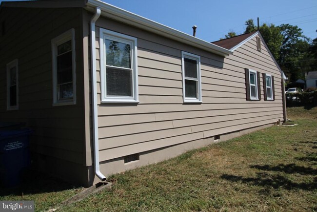 Building Photo - 3404 Elmwood Dr