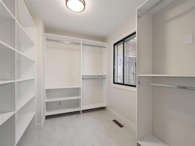 Building Photo - 7783 Kingsview Ln N