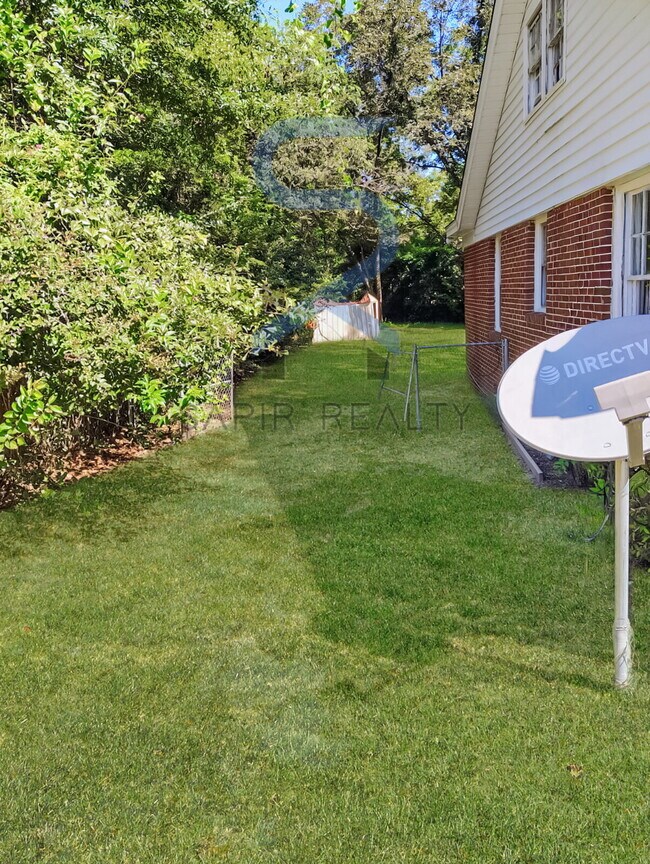 Building Photo - Move in before November 30th and choose yo...