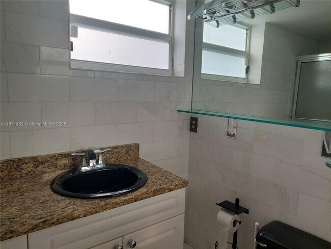 Building Photo - 1333 E Hallandale Beach Blvd