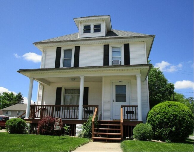 Building Photo - 2003 Main St