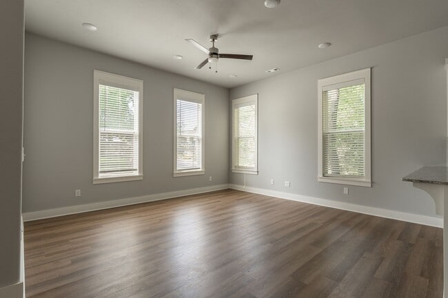 Building Photo - New 3 BR/3.5 BA home in Willow Bend