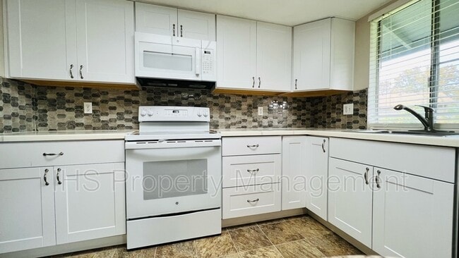 Building Photo - 1613 S Palouse Pl