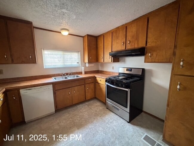 Building Photo - Take a look at this Maxwell home!