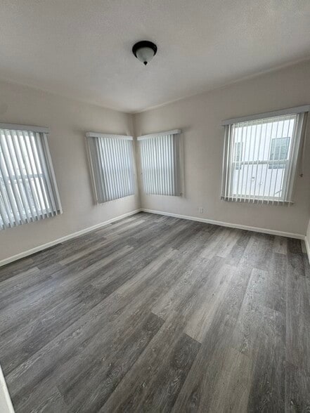 Building Photo - 4915 San Vicente Blvd