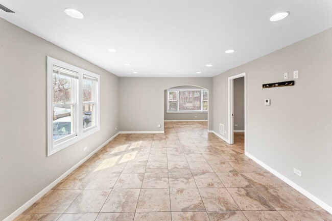 Building Photo - 2916 Oakwood Ave