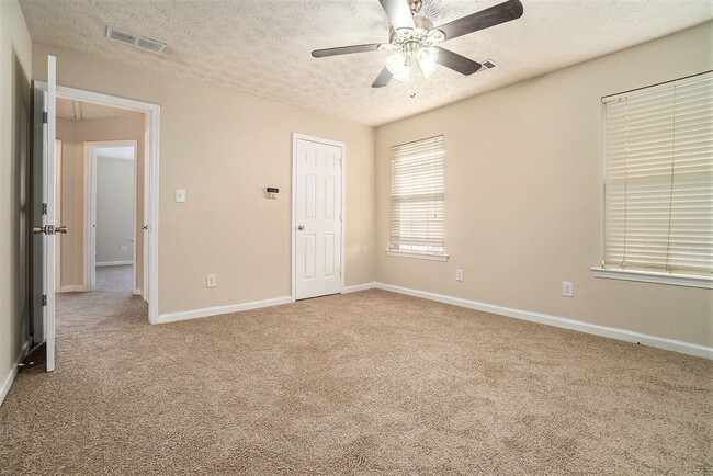 Building Photo - 4 bdrm, 2.5 bath in College Park