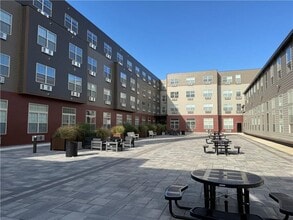 Building Photo - 327 Pine St