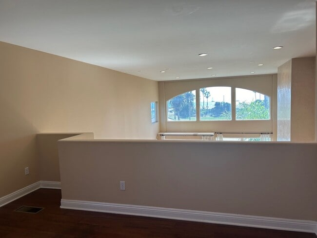 Building Photo - Amazing 3 story free standing contemporary house with terrific ocean views in Playa Del Rey