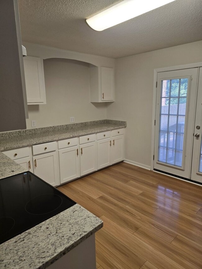 Building Photo - Renovated Home 3 bedroom 1.5 bath with new privacy wooden fence