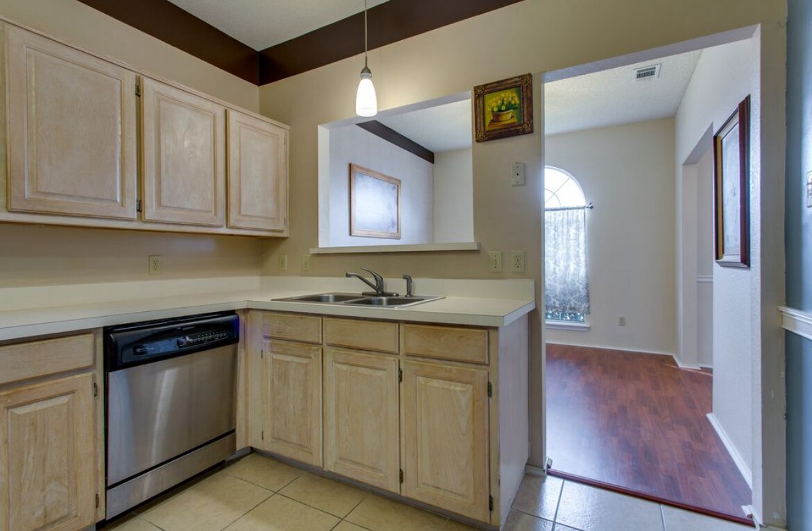 Building Photo - 807 Burr Oak Dr