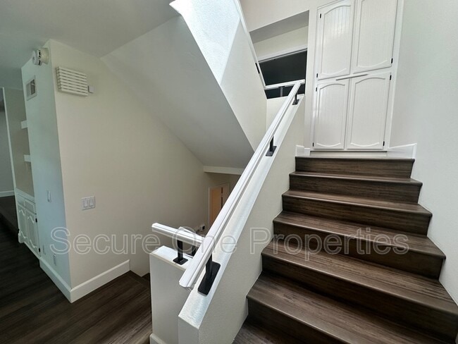 Building Photo - 4671 Club View Dr