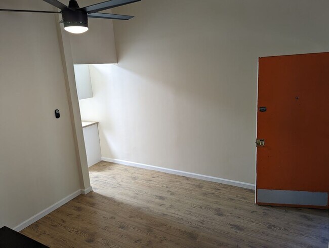 Building Photo - Beachside Studio