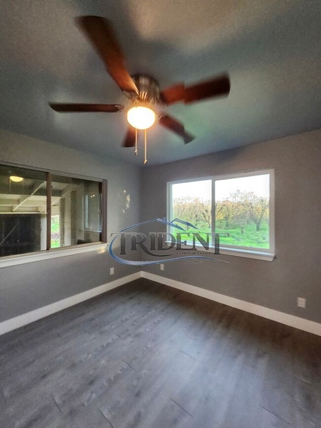 Building Photo - MOVE IN SPECIAL! FRESHLY painted interior! NEW vinyl flooring! This is a 2 Bedroom, 1 bath house ...