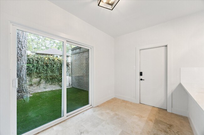 Building Photo - 201 Vanderpool Ln